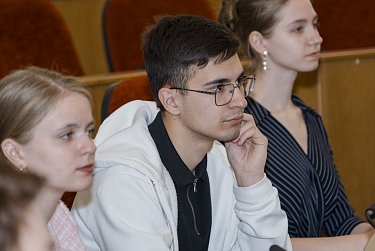 Молодежь занимает кресла депутатов